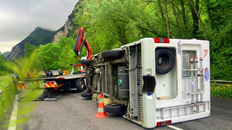 Un camping-car se retourne sur la RN20 : circulation coupée, deux blessés évacués
