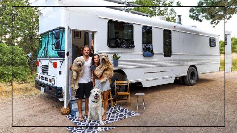 Un couple transforme un bus scolaire des années 90 en camping-car tout confort et 100 % autonome