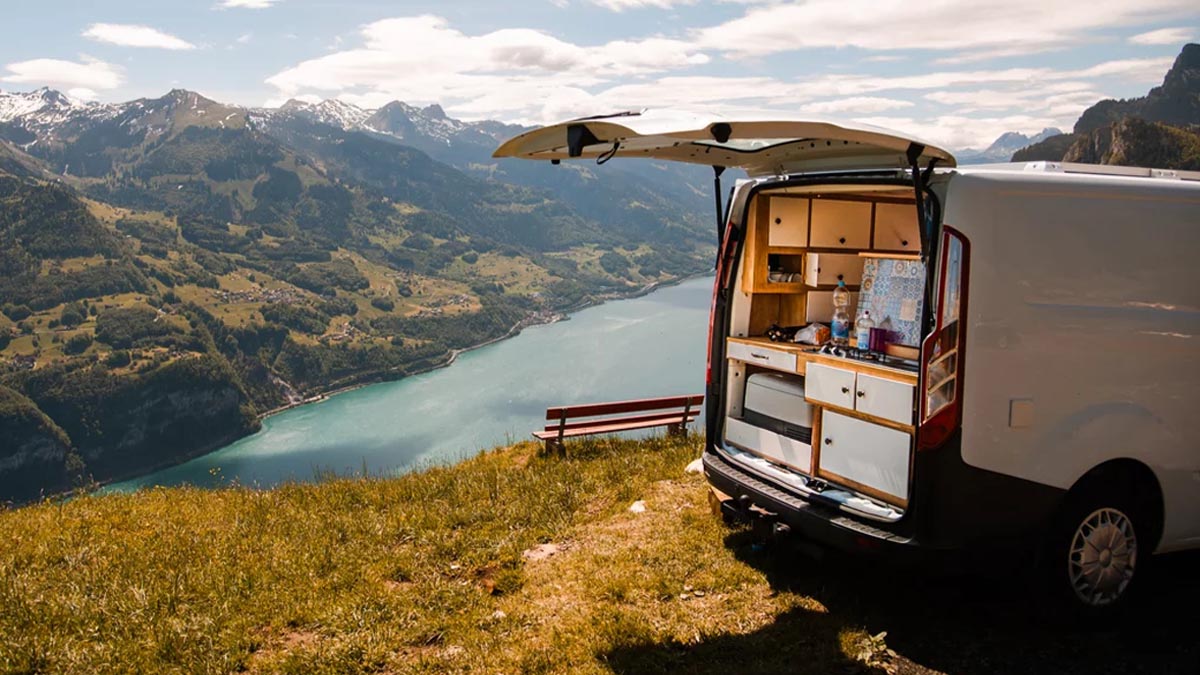 Van aménagé : que faut-il absolument emporter pour voyager sereinement ?