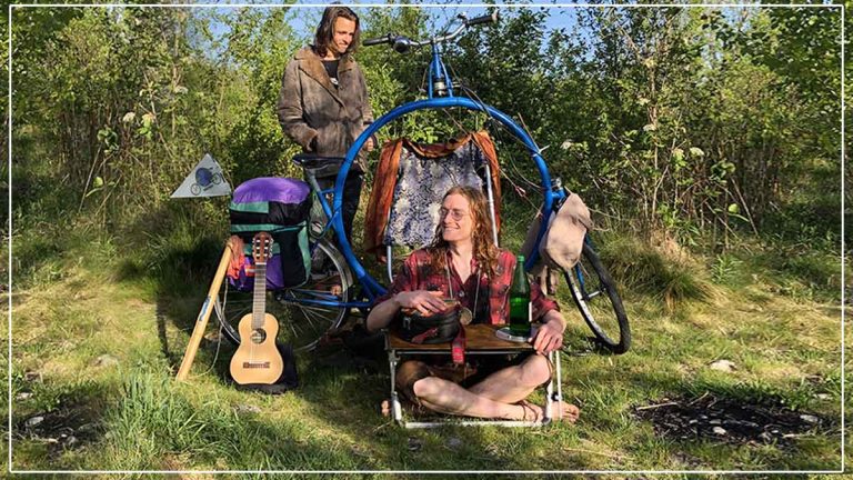 Voyager à vélo et dormir en montagne : il transforme un simple vélo en véritable camping-car!