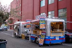 X-Cabin 300 transformée en food truck au design aluminium moderne