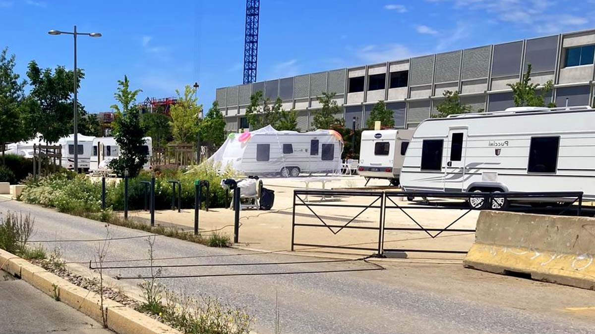 150 gens du voyage s’installent illégalement au stade de la Rauze, entre branchements dangereux et inquiétude des riverains