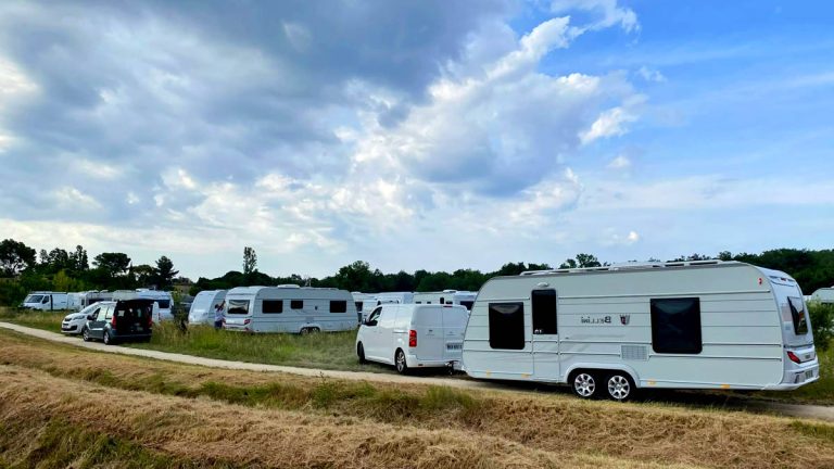 60 caravanes évangélistes occupent illégalement un site protégé près de Toulouse pour un rassemblement de prière