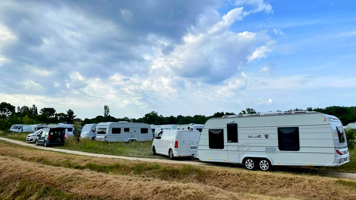 60 caravanes évangélistes occupent illégalement un site protégé près de Toulouse pour un rassemblement de prière