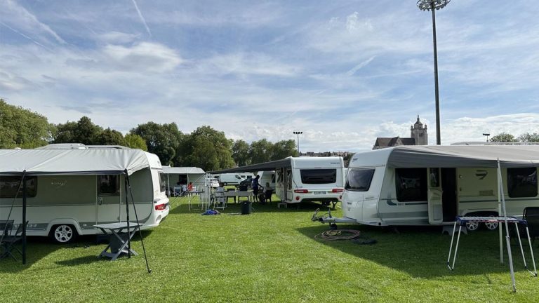 63 caravanes et 77 véhicules installés illégalement sur le stade, expulsion en vue