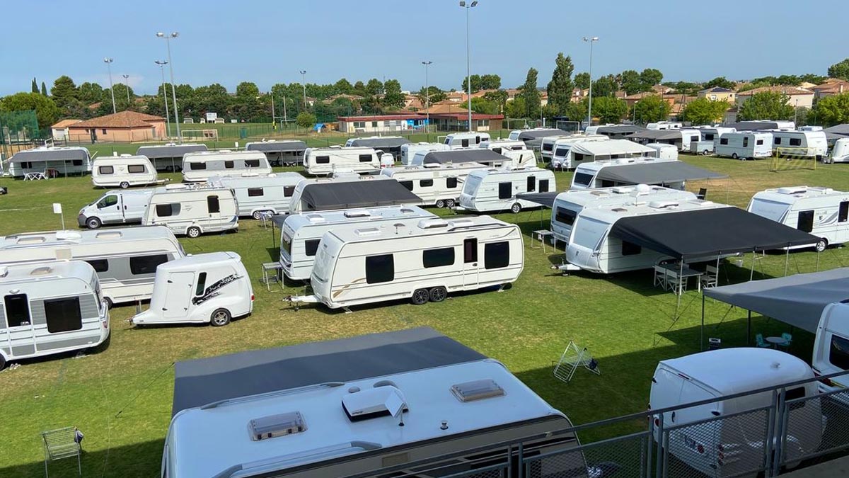 85 caravanes des gens du voyage s’installent illégalement sur un terrain de foot : les habitants indignés, le maire monte au front