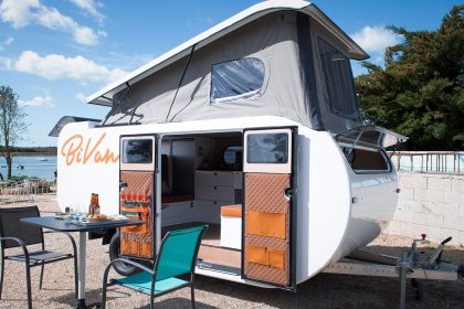 Mini-caravane Bivan de Bivoak avec toit relevable et double porte ouverte, idéale pour les escapades nature en toute autonomie