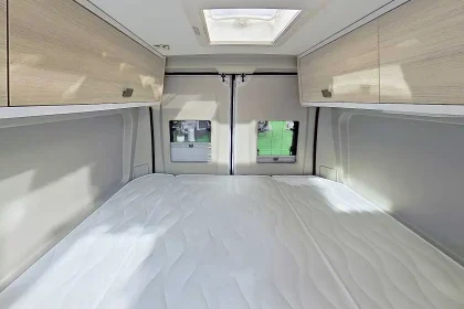 Chausson V594L : couchage confortable et spacieux dans ce van aménagé compact au confort haut de gamme.