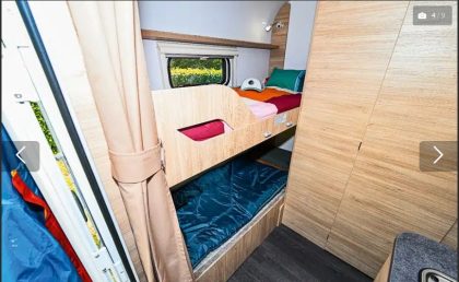 Sterckeman Easy 366 PE : Espace nuit arrière de la Sterckeman Easy 366 PE avec lits superposés, idéal pour les enfants ou les familles en caravane compacte.