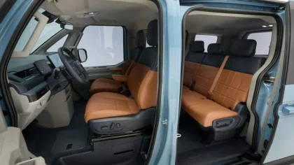 Habitacle du Kia PV5 Passenger 2025 – Intérieur spacieux avec sièges en cuir, configuration 7 places et accès facilité par les portes latérales coulissantes.