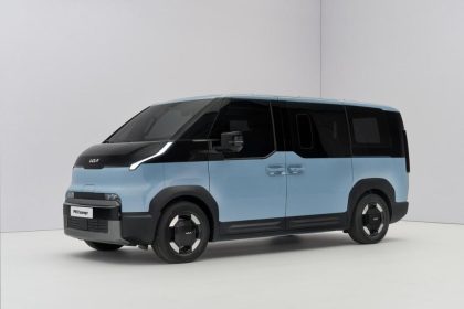 Kia PV5 Passenger 2025 – Ludospace électrique au design moderne avec doubles portes coulissantes, idéal pour les familles et les professionnels du transport.