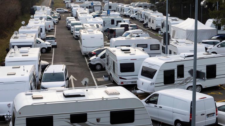 Arrière-pays grassois : tentative d’installation de 170 caravanes des gens du voyage stoppée dans ce charmant village provençal