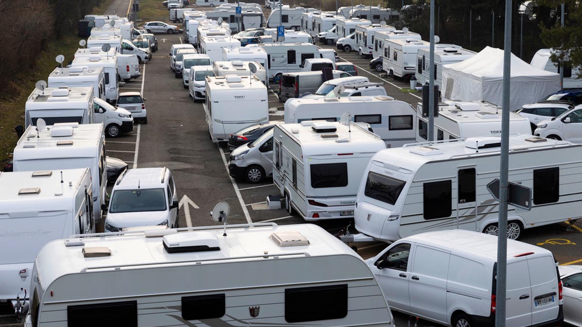 Arrière-pays grassois : tentative d’installation de 170 caravanes des gens du voyage stoppée dans ce charmant village provençal