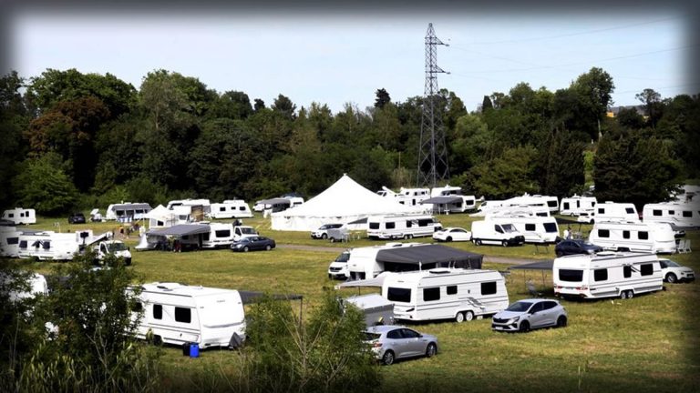 Aude : des gens du voyage s’installent illégalement sur un parking privé, le maire en colère