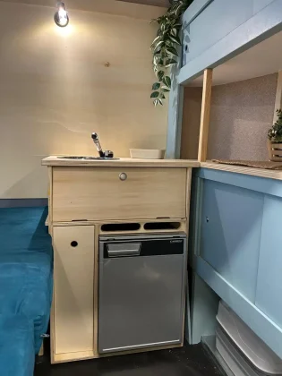 Cuisine équipée de la mini caravane Big Twalee, avec réchaud, évier et rangements, idéale pour cuisiner en plein air pendant les voyages