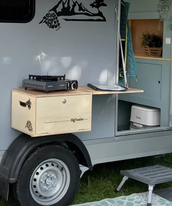 Meuble de cuisson extérieur fixé à la paroi de la mini caravane Big Twalee