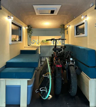 Aménagement modulable de la mini-caravane Big Twalee, idéal pour transporter vélo, surf, scooter ou moto