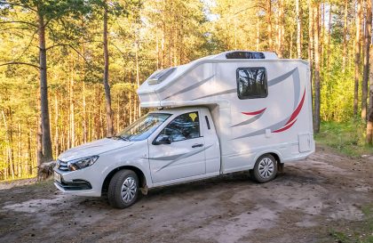 Vue extérieure du camping-car Lada Granta avec cellule intégrée, un aménagement discret et fonctionnel sur base de berline