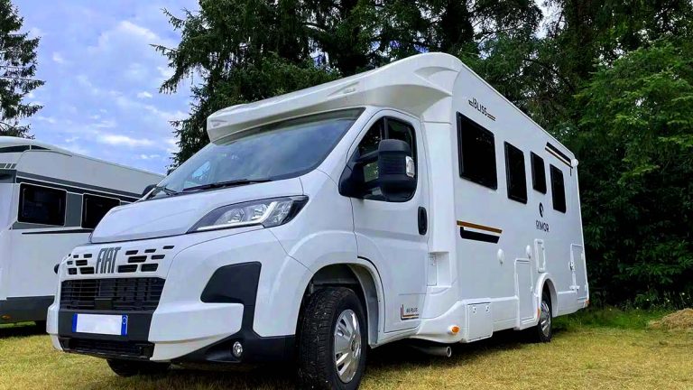Camping-car Rimor Sarus 50 : 6 couchages fixes et un grand salon convivial dans moins de 7 mètres