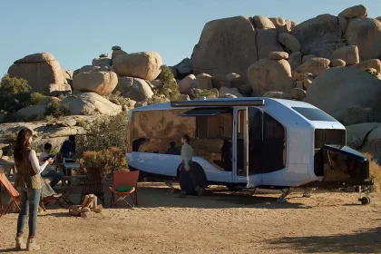 Mini-caravane moderne au design futuriste avec intelligence artificielle, stationnée en pleine nature, représentant un nouveau mode de vie nomade et connecté.