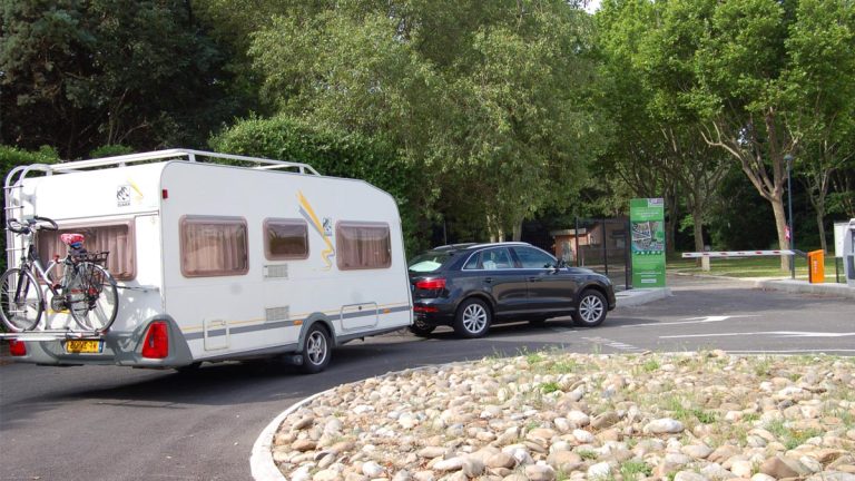 Ce charmant village refoule 170 caravanes des gens du voyage : déploiement massif de gendarmes dans l’arrière-pays grassois