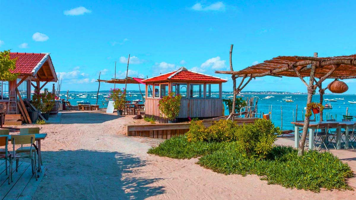 Ce petit village du Bassin d’Arcachon, à deux pas du Cap Ferret, échappe encore aux touristes