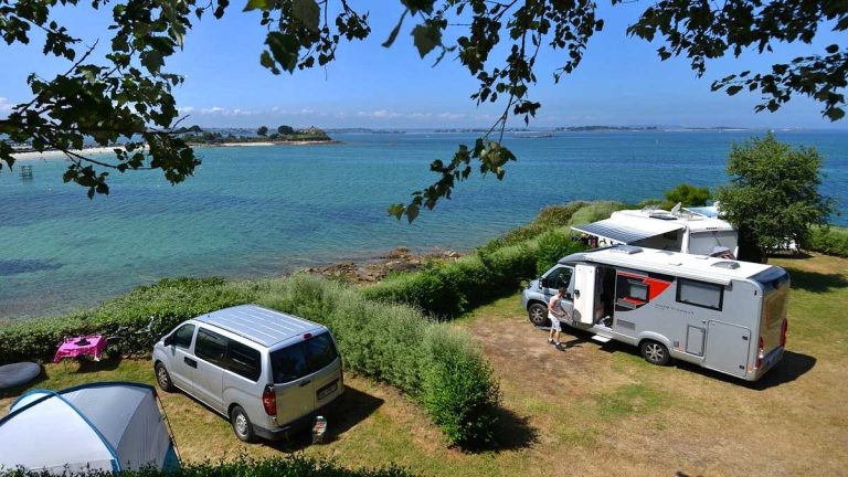 Cette aire de camping-cars du Finistère notée 4,6/5 est à deux pas d’une plage de rêve, elle fait le bonheur des voyageurs