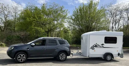 Une voiture compacte tracte la mini caravane Big Twalee sur route,