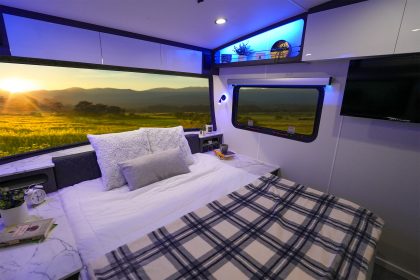 Vue intérieure de la caravane Aucta Sycamore par inTech, mettant en valeur la grande baie vitrée panoramique et l’espace de vie lumineux et moderne, idéal pour le camping familial tout confort.