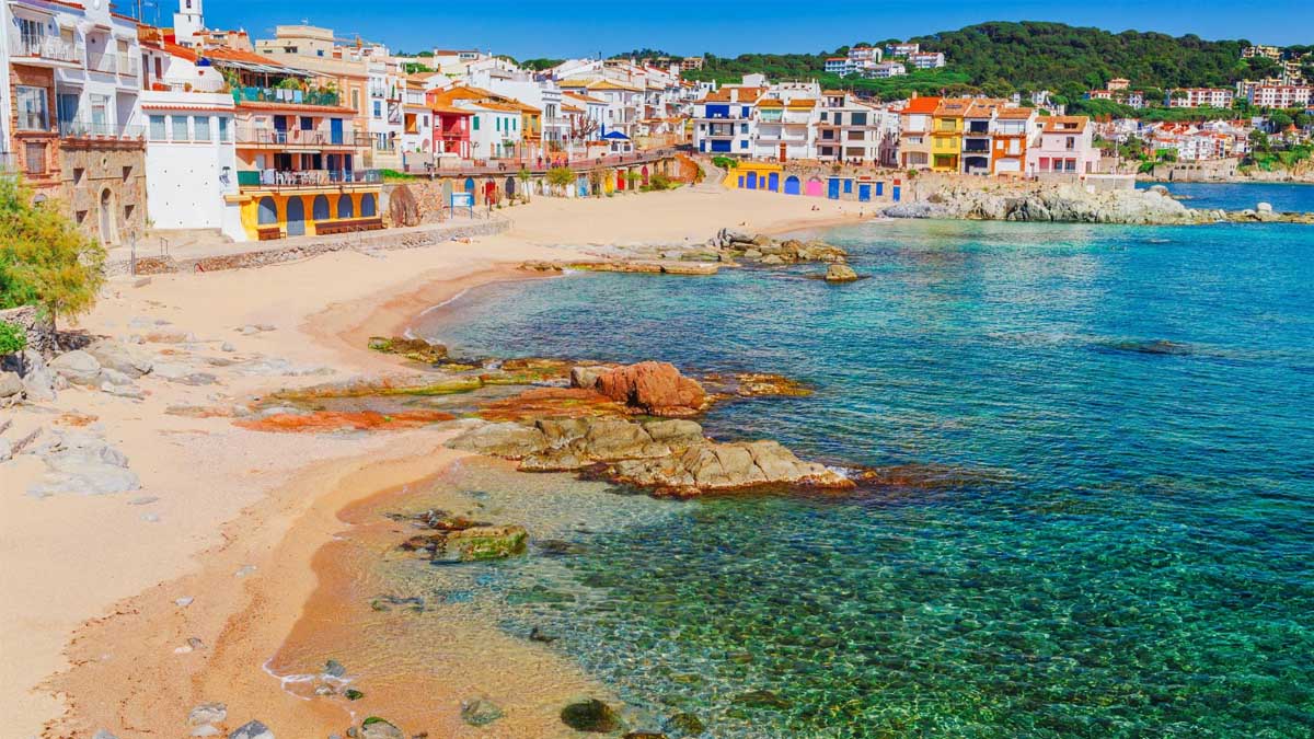 Criques sauvages, mer turquoise et montagnes : découvrez cette perle cachée de la Costa Brava qui échappe encore au tourisme de masse