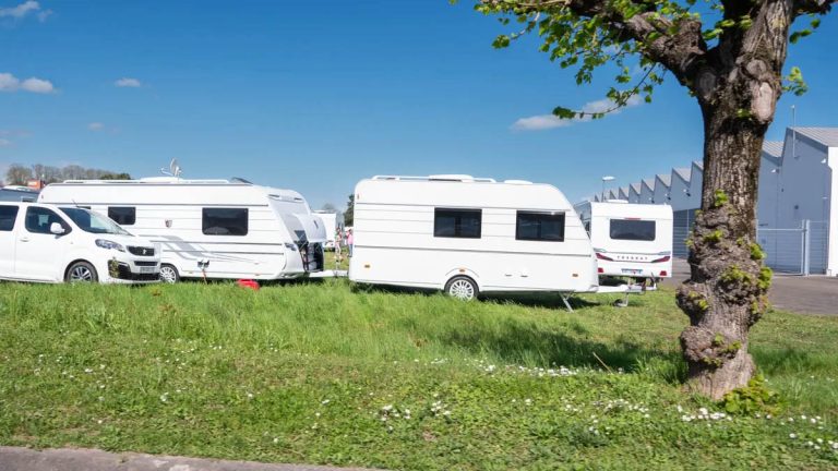 Cuges-les-Pins face à l’arrivée de 140 caravanes des gens du voyage : la réunion publique dérape