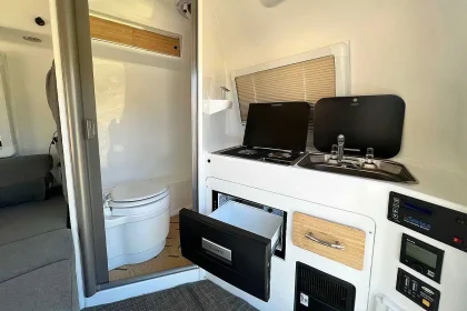 Coin cuisine de la mini-caravane Happier Camper HC1 avec évier, plan de travail et rangements modulaires pour cuisiner en toute liberté sur la route