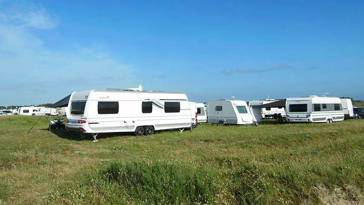 Des gens du voyage refusent l’aire de grand passage et forcent l’entrée d’un parc : la mairie porte plainte