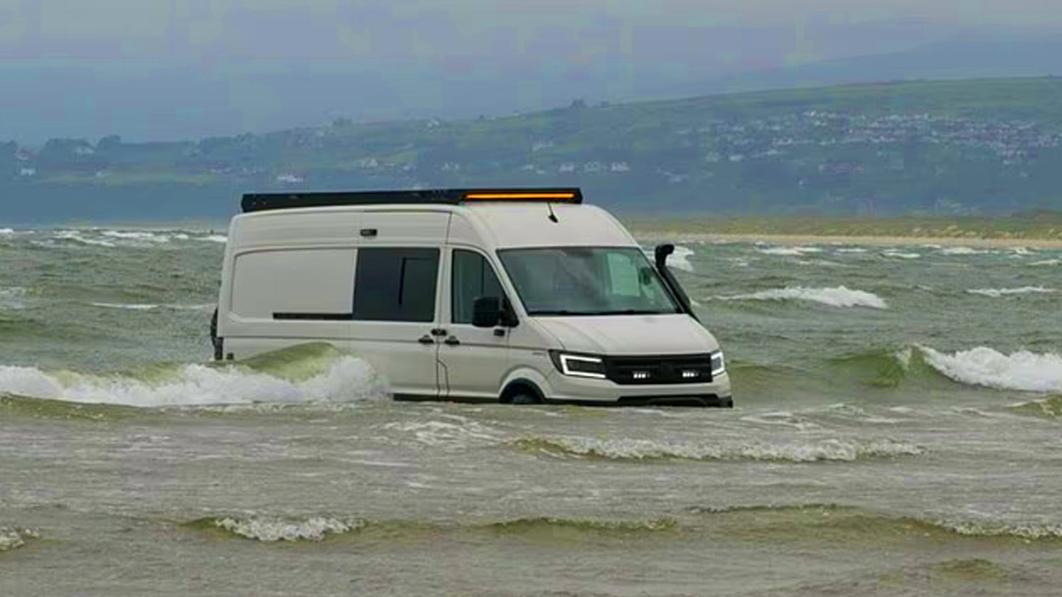 Deux camping-cars et une VW Coccinelle sont emportés par la marée après avoir ignoré les panneaux