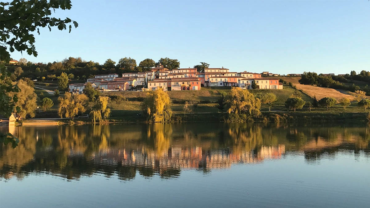 Escapade nature à 1 h de Toulouse : découvrez ce grand plan d’eau niché au cœur d’un village médiéval entouré de sentiers et d’activités sportives