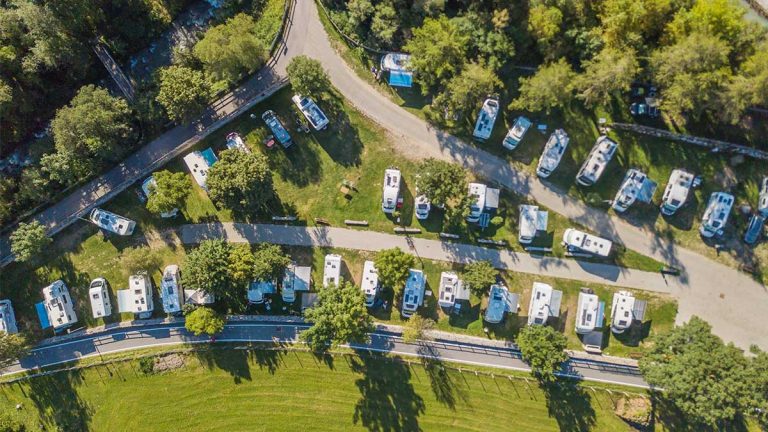 Gens du voyage : 120 caravanes et 200 véhicules occupent illégalement un pré, le coup de gueule du maire