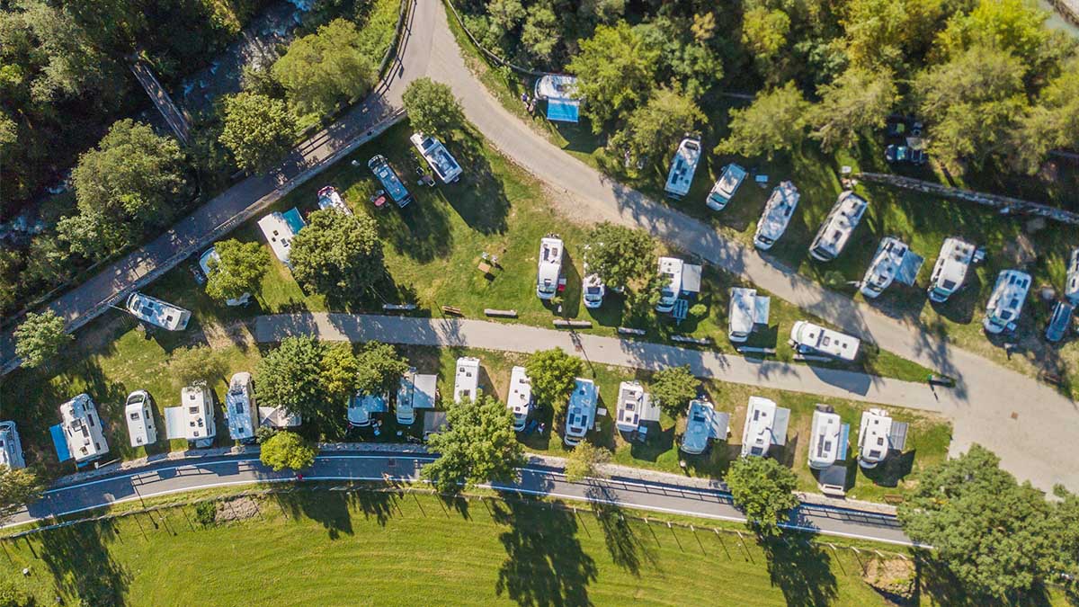 Gens du voyage : 120 caravanes et 200 véhicules occupent illégalement un pré, le coup de gueule du maire
