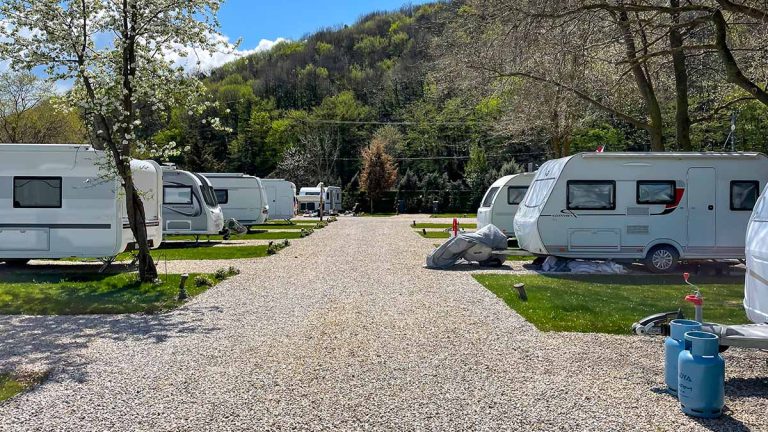 Gens du voyage : 150 caravanes installées illégalement sur un terrain privé, une réunion d’urgence prévue