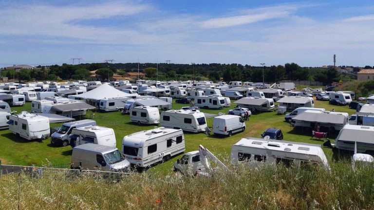 Gens du voyage : 250 caravanes occupent un terrain privé malgré une aire d’accueil disponible dans la commune