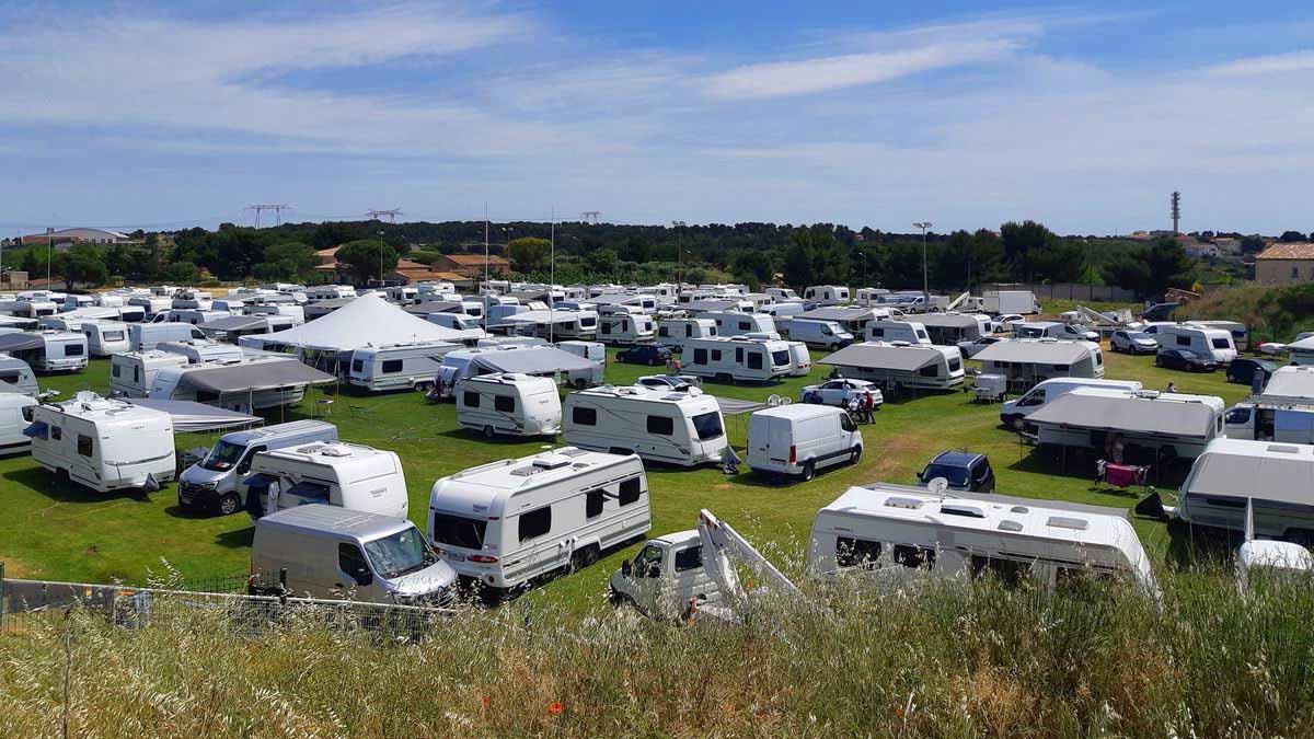 Gens du voyage : 250 caravanes occupent un terrain privé malgré une aire d’accueil disponible dans la commune