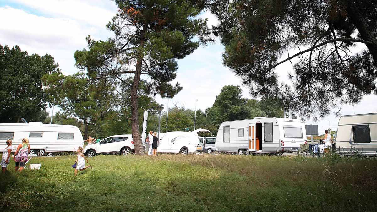 Gens du voyage : 50 caravanes s'installent de force sur un stade dans les Pyrénées-Orientales, la mairie contre-attaque
