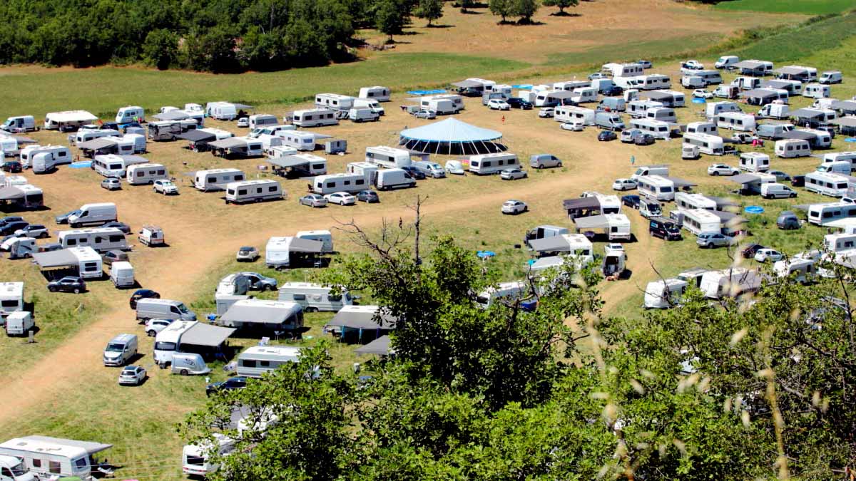 Gens du voyage : 80 caravanes s’installent sur le parking de son restaurant, le propriétaire perd plusieurs milliers d’euros