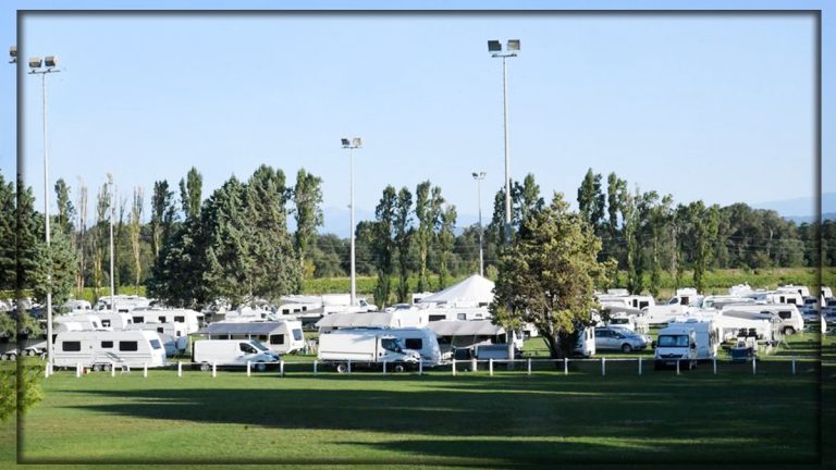 Gens du voyage sur un stade municipal : circulation paralysée, un village sous tension