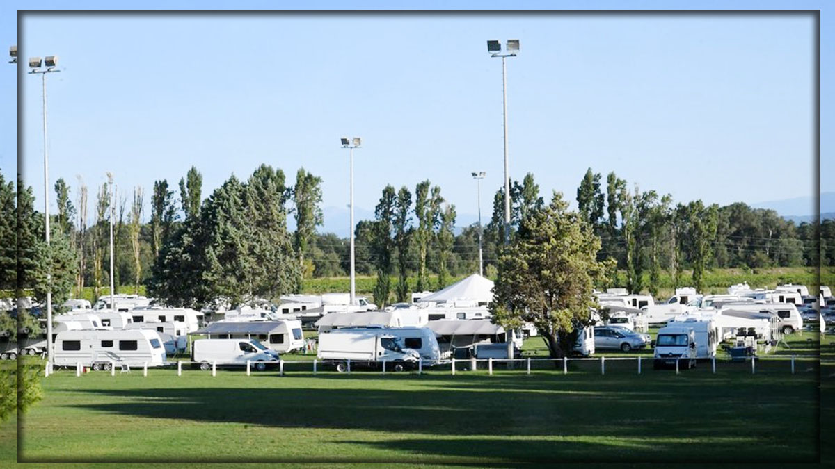 Gens du voyage sur un stade municipal : circulation paralysée, un village sous tension