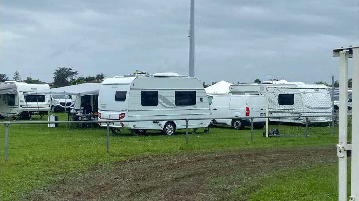 Gens du voyage : un stade communal occupé illégalement par une cinquantaine de caravanes, la préfecture signe un arrêté d’expulsion