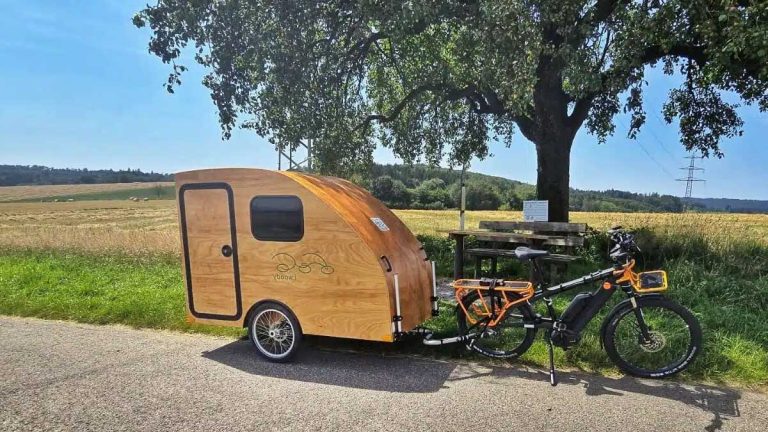 I: Woody, la remorque en bois de luxe ultra légère tractable à vélo électrique
