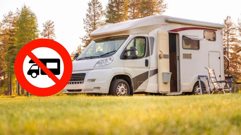 Interdiction des camping-cars en Grèce : ce que vous devez absolument avoir à bord pour stationner sans problème