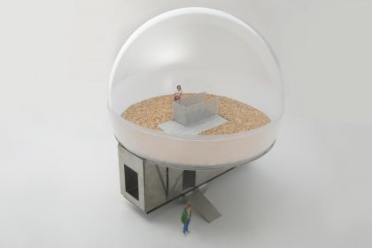 Vue de la mini-caravane Esch 22 Space Station avec son dôme gonflable déployé sur une plateforme circulaire, conçue par le cabinet d’architecture 2001.