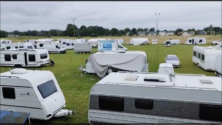 Invasion du terrain de rugby dans cette commune : les gens du voyage s’installent pour la 3e fois en 3 ans