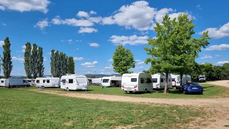 Jura : les caravanes refusent l’aire d’accueil et s’installent sur le stade de Bletterans